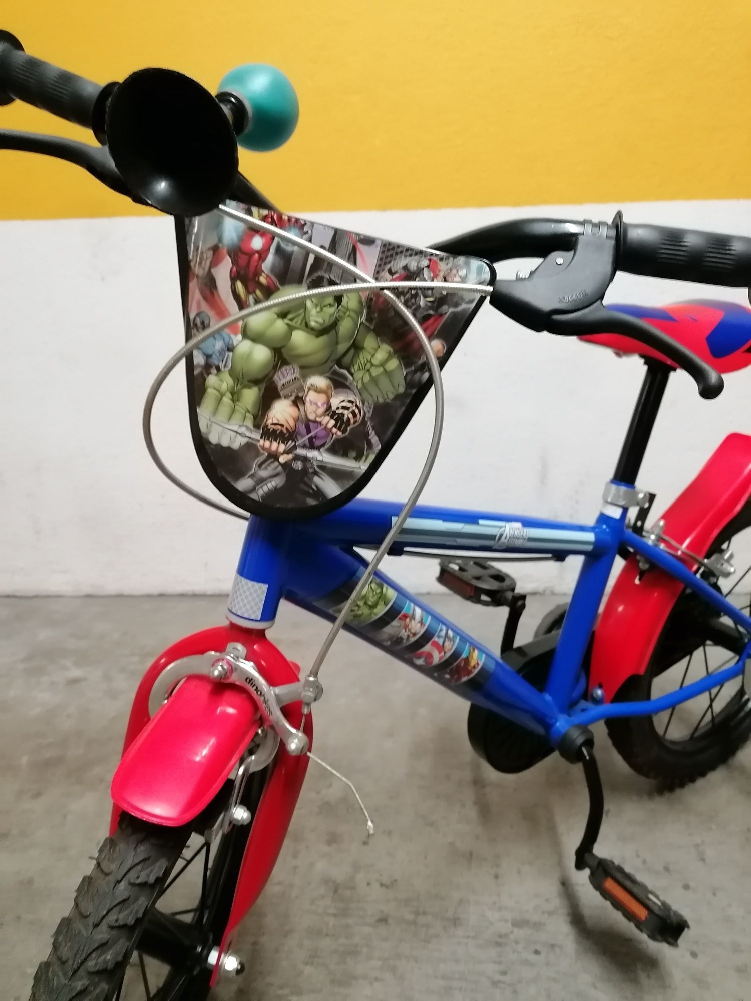 Bicicleta da Marvel para criança excelente estado