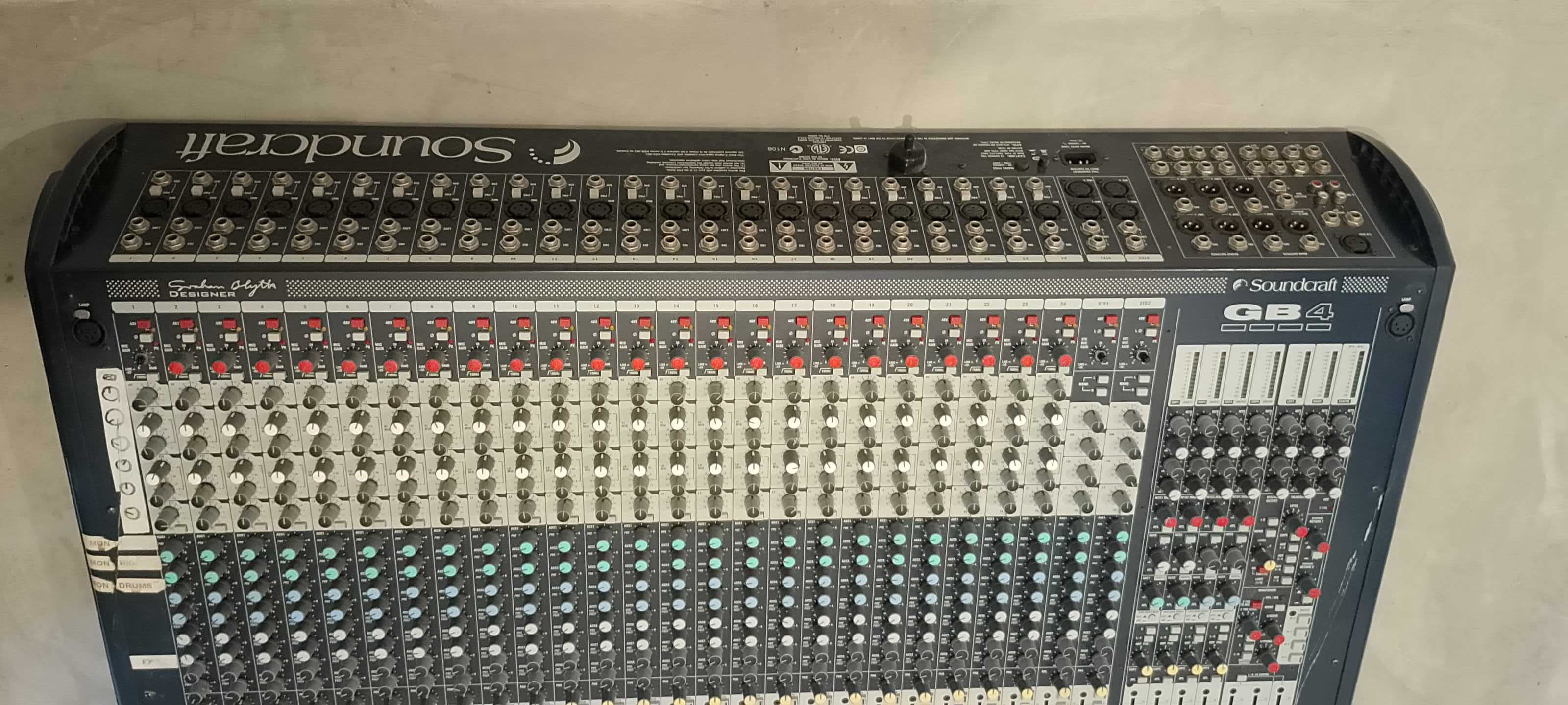 Mesa do som Soundcraft GB4