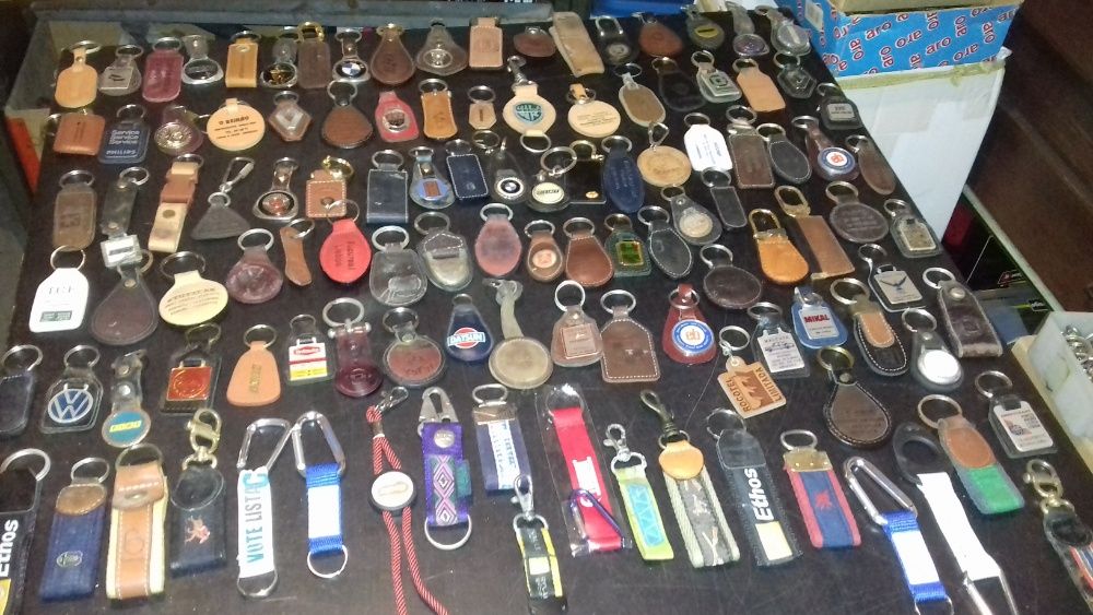 Vendo Colecções de 100 Porta-Chaves Sortidos para Colecçionadores .