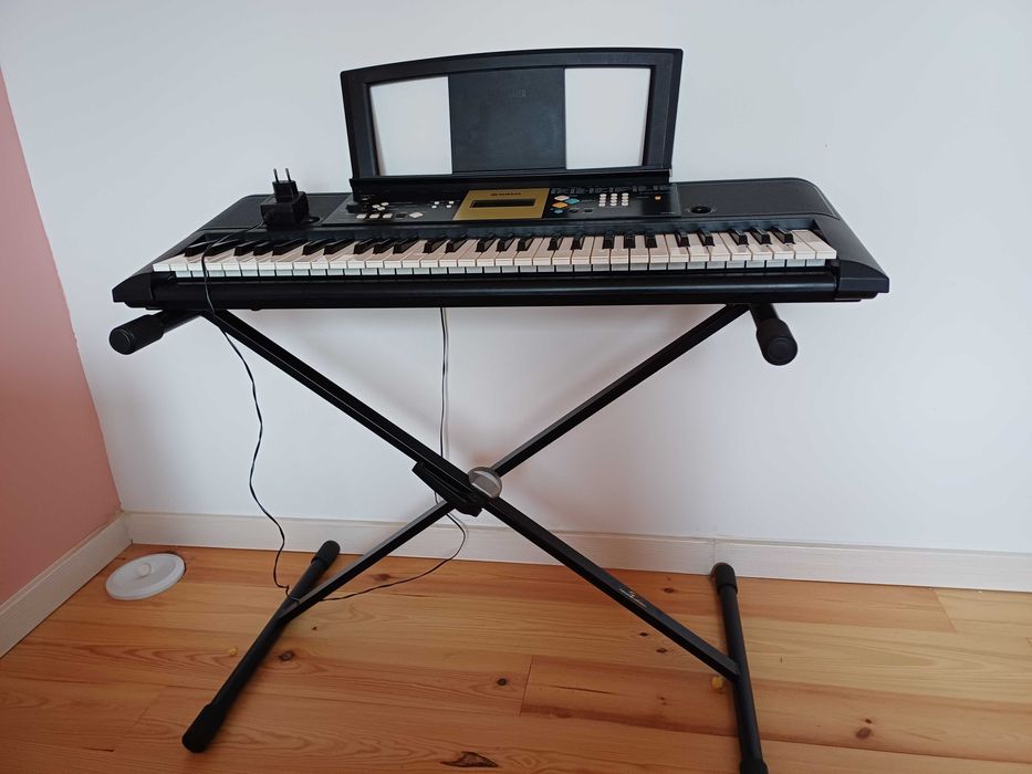 Teclado digital Yamaha YPT-220