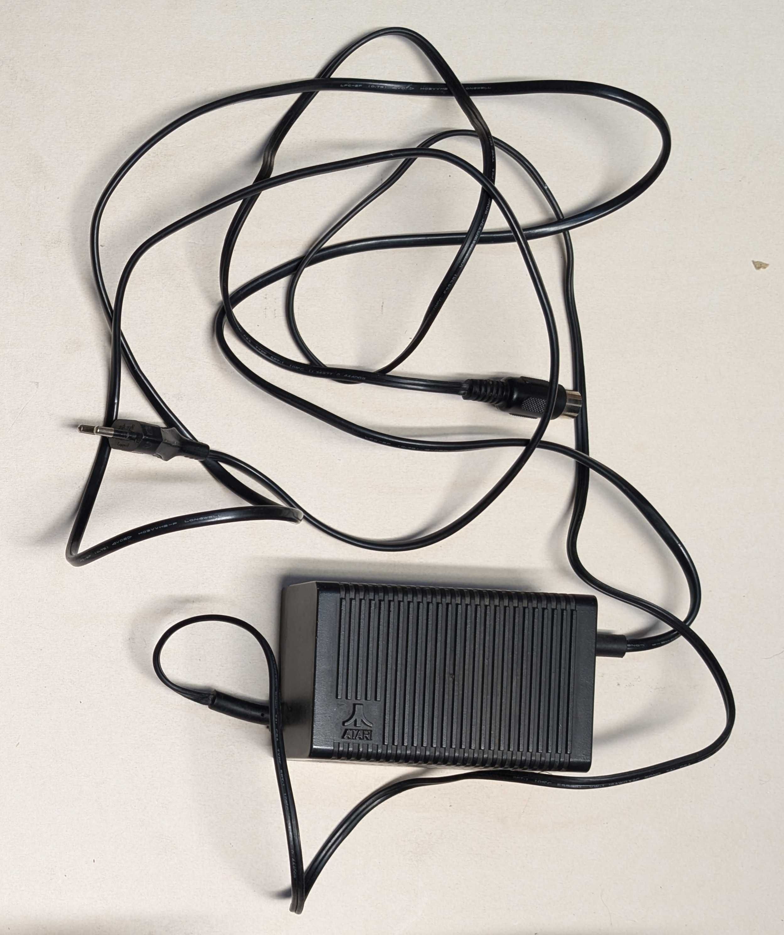 Komputer Atari 65XE + zasilacz + pudełko + instrukcje