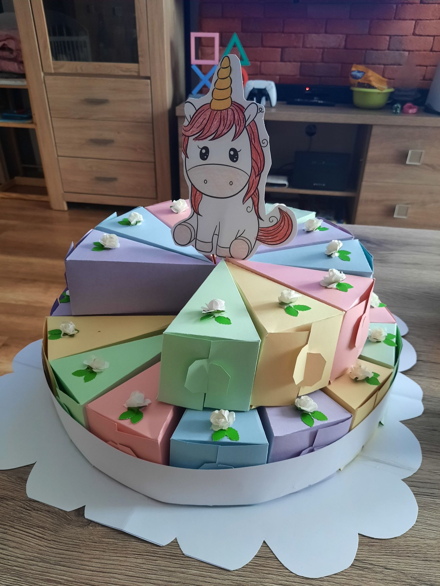 Papierowy tort z kawałków