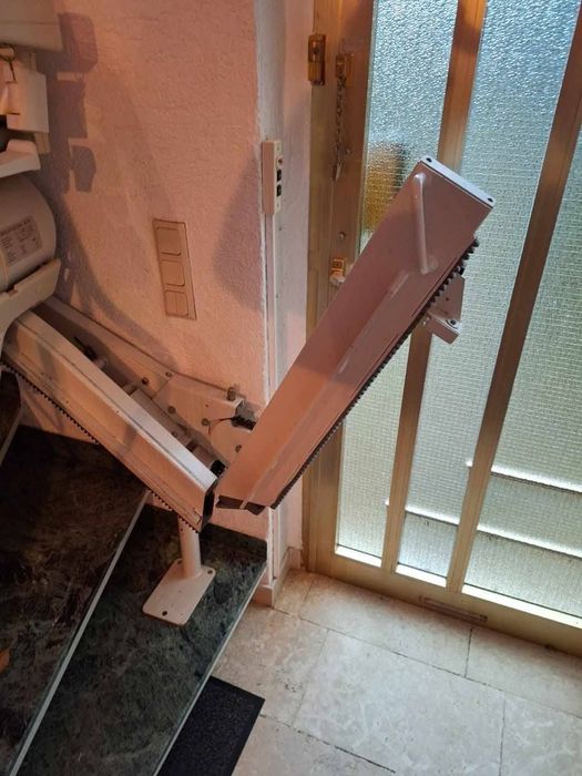 Krzesełko przyschodowe 
Krzesełko przyschodowe montowana przy s