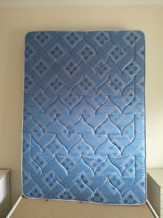 Mobília de quarto (cama e colchão. oferta mesas cabeceira)