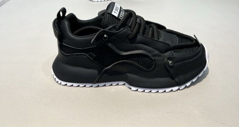 E novo Tenis original  preto