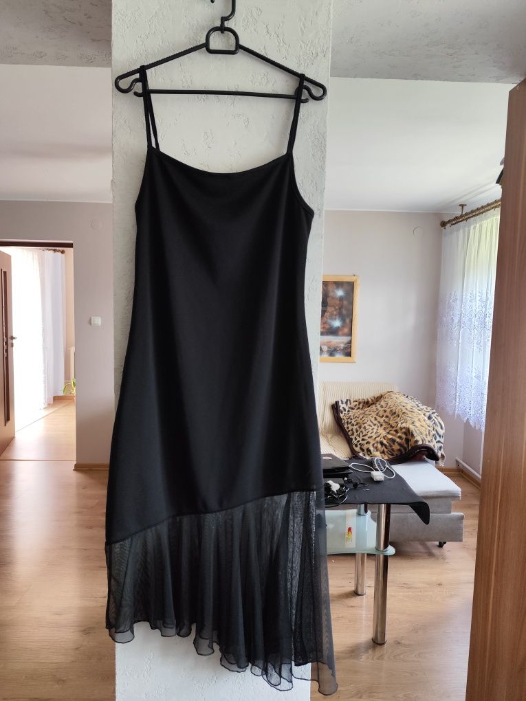 Asymetryczna sukienka na nieregulowane ramiączka rozm S i więcej. Zago