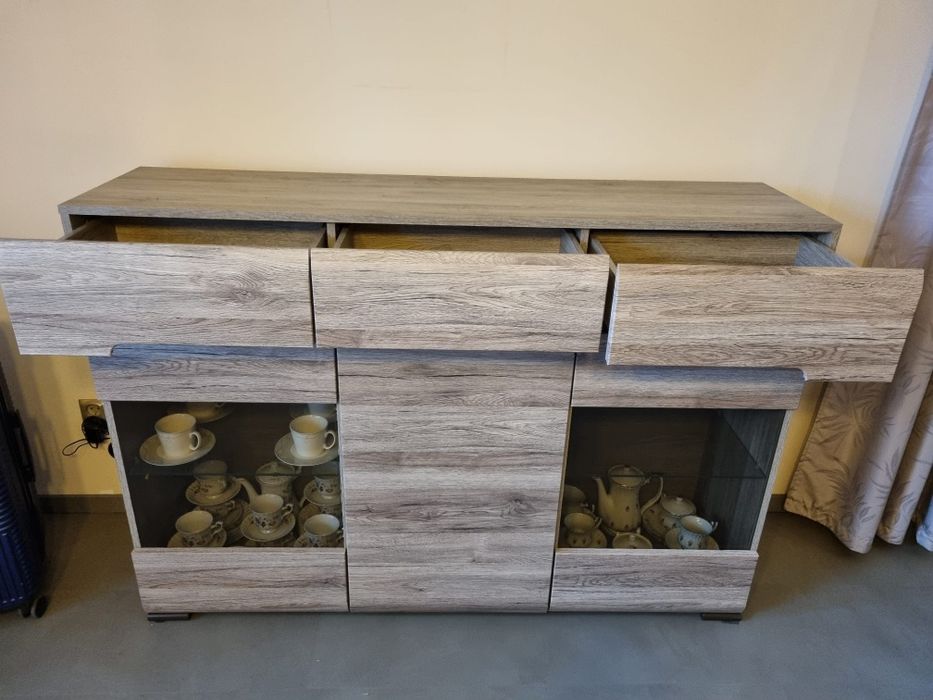 Szafka stojąca z przeszkleniami i podświetleniem (seria Azteca).