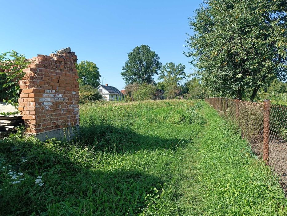 Продаж земельної ділянки з будинком. У с. Бучали. Львівська область.