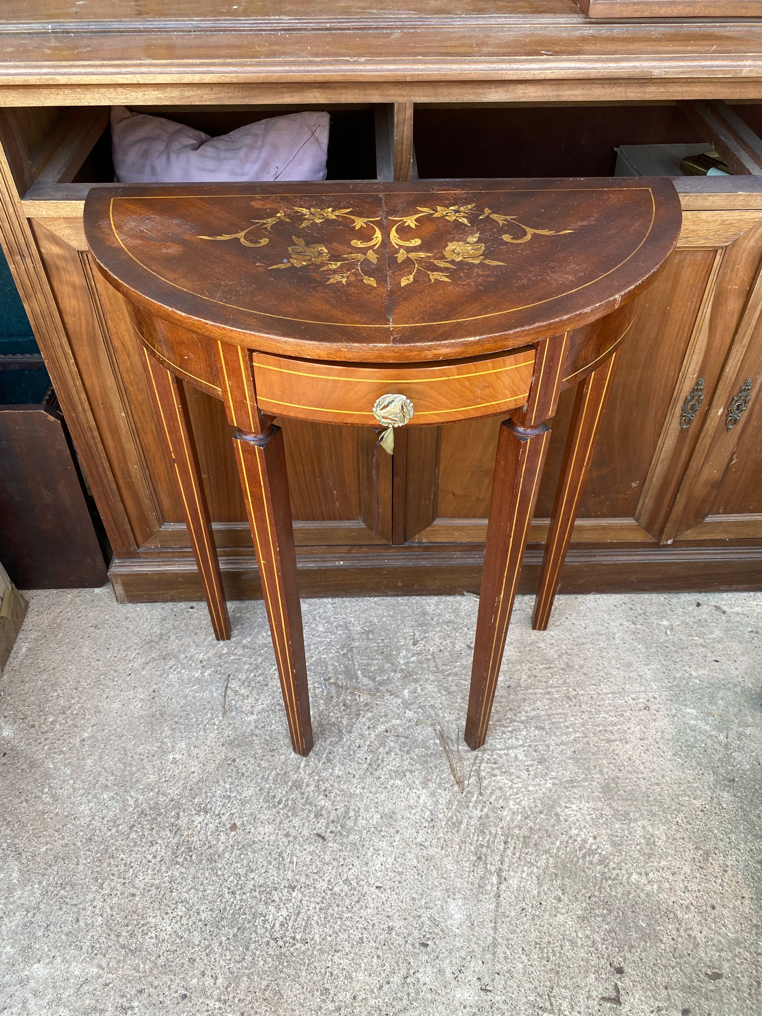 Mesa encostar embutidos Antiga 68 cm