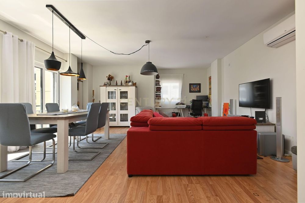 Apartamento T3 localizado na Urbanização da Atalaia