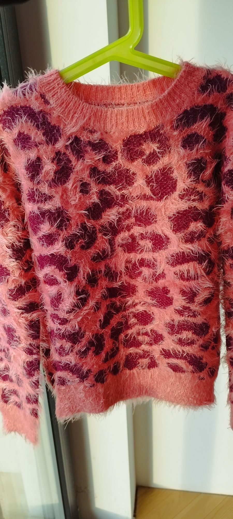 Sweter włochaty futrzak panterka koralowy 122 128