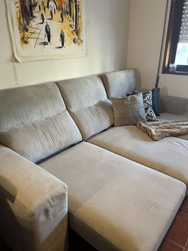 Sofá chaise-longue com pouco uso.