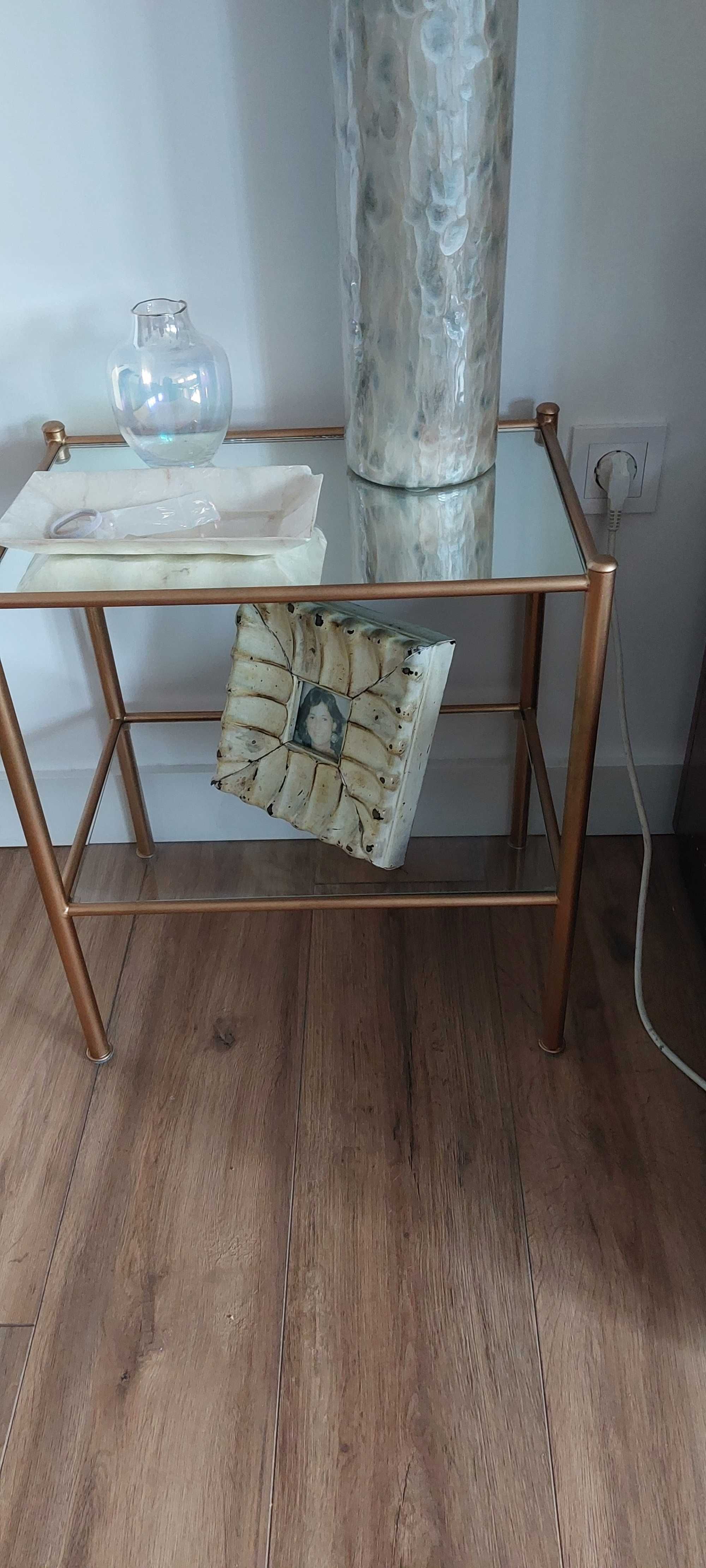 Mesa de apoio metálica. Estrutura em metal dourado.