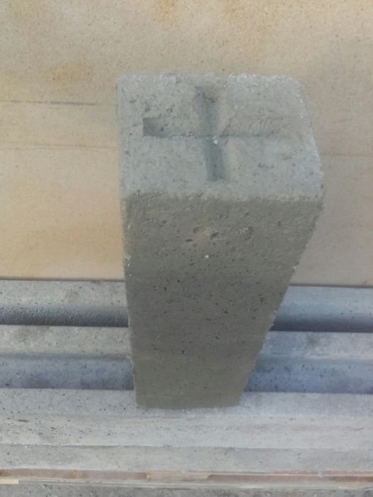 Betonowy słupek graniczny !