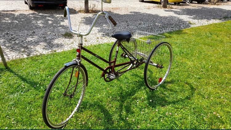Bicicleta  antiga de 3 rodas