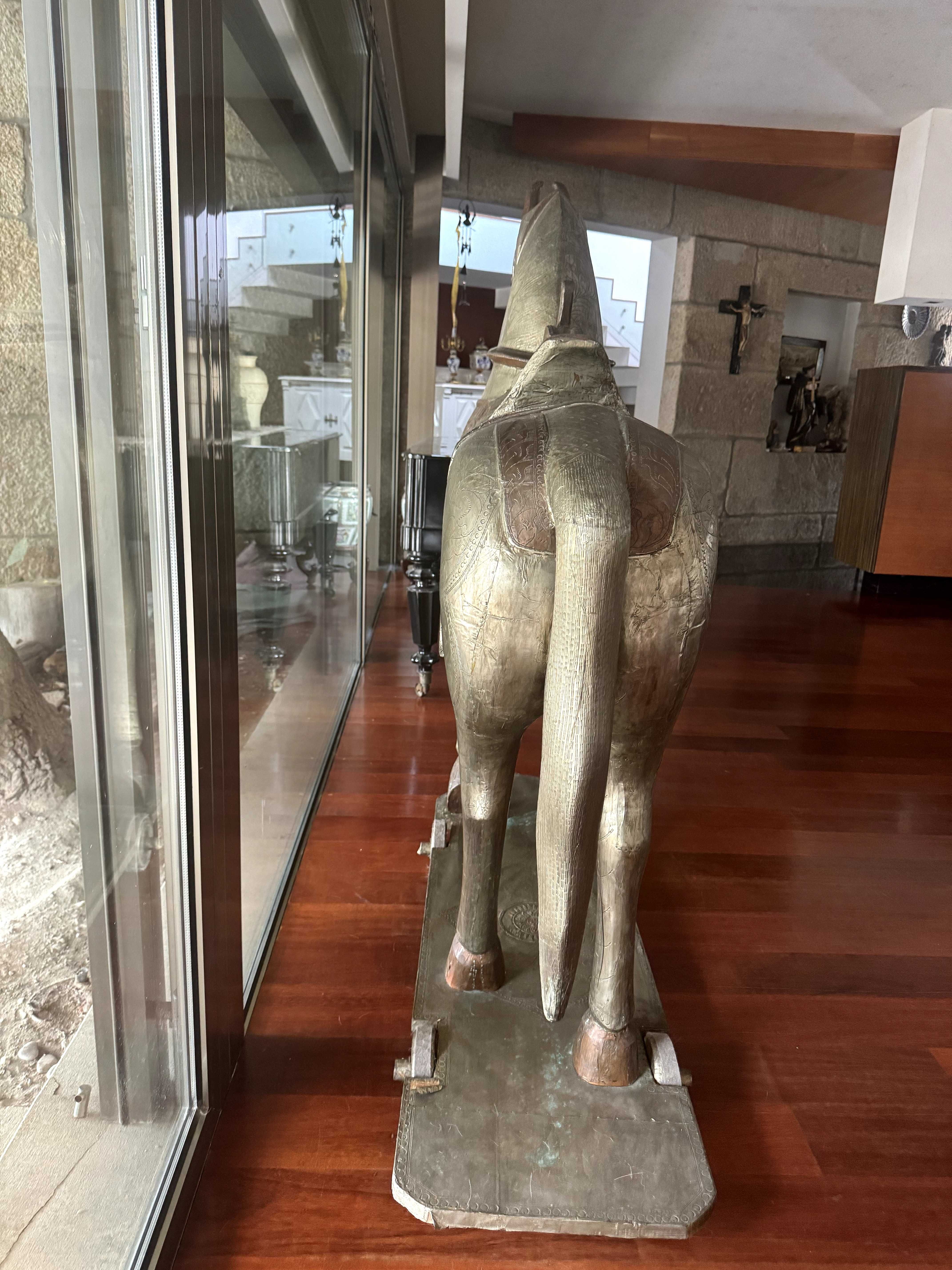 Escultura de Cavalo em Madeira Maciça