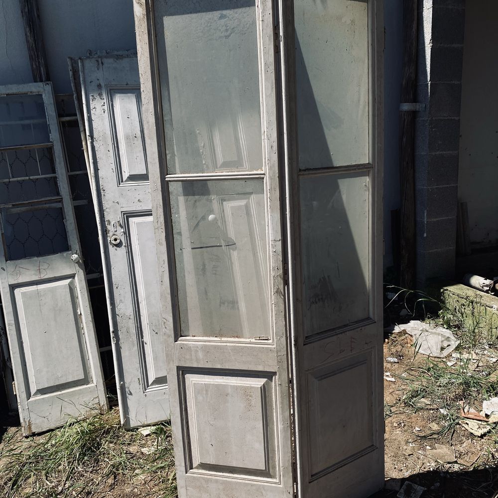 Portas antigas com puxadores em porcelana