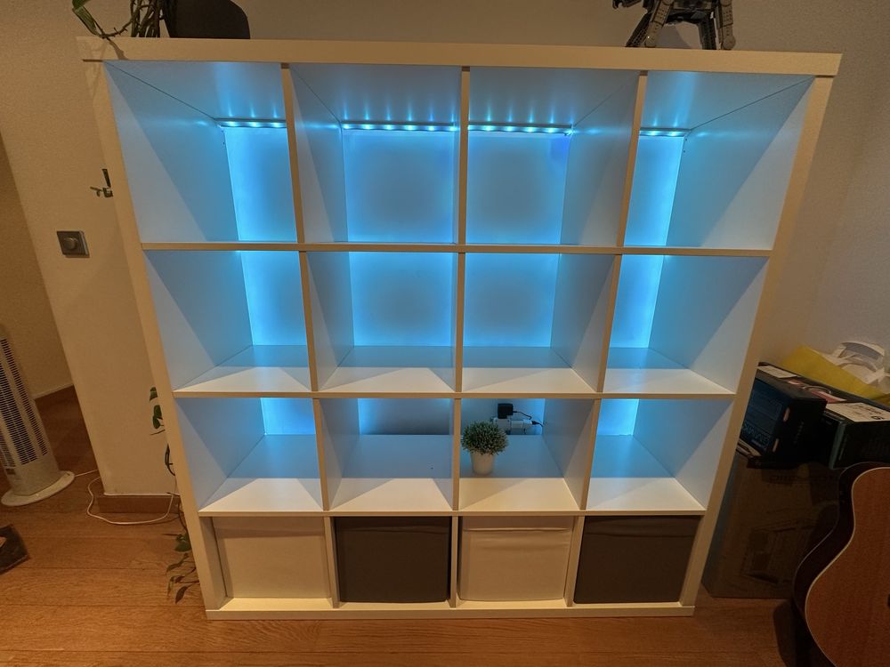 Estante Ikea Kallax 4x4 com leds