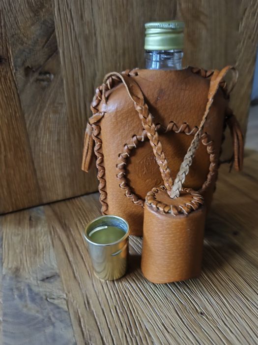 Duża piersiówka w skórze