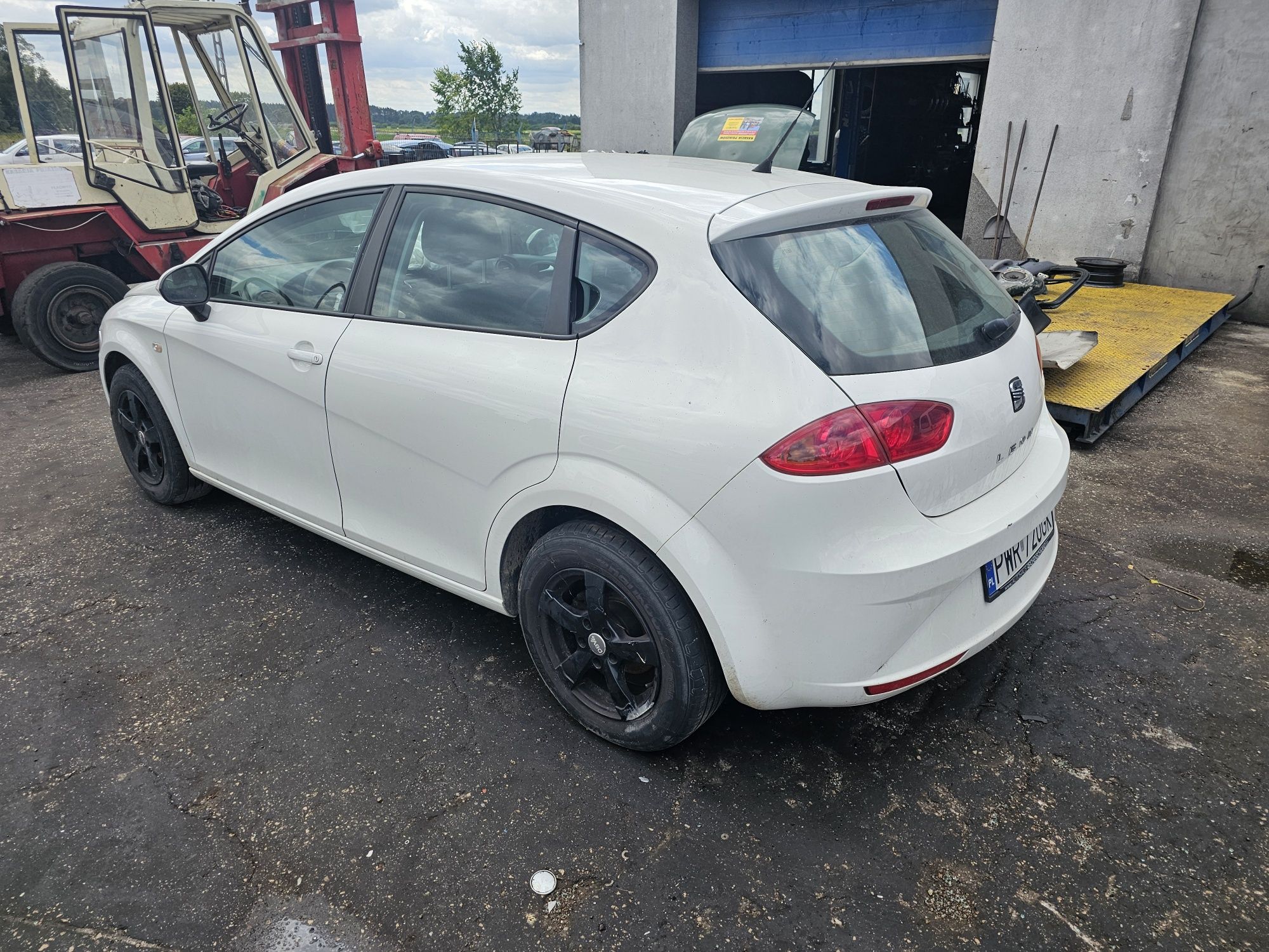 Seat Leon 1,4 B ,2011r  63 kW-kod lakieru LB9A-na części