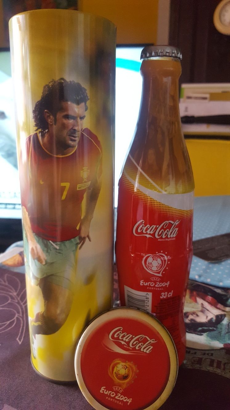 Lata com garrafa da coca-cola.