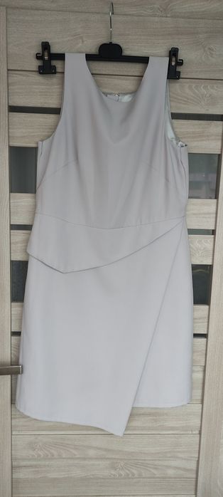 Piękna elegancka sukienka r. 42-46 wyszczuplająca, ołówkowa