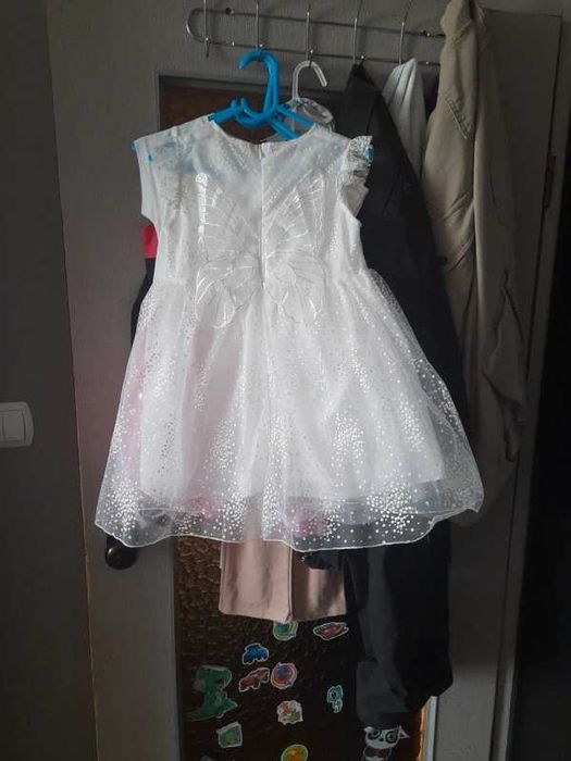 Biala sukienka z motylem 116