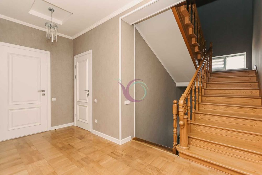 3-х поверховий будинок з ремонтом та власним подвір’ям в с. Крихівці