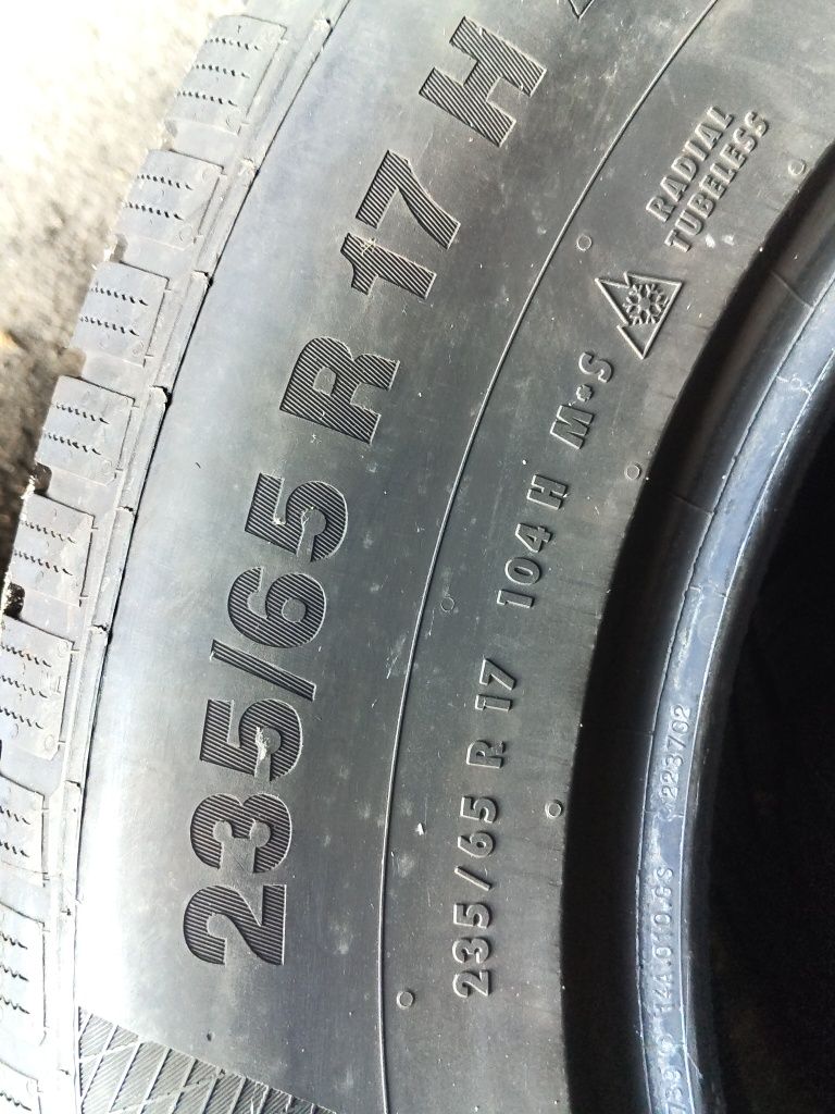 Opony zimowe uzywane 235 65 R17 Continental 6,8mm 2 sztuki z06