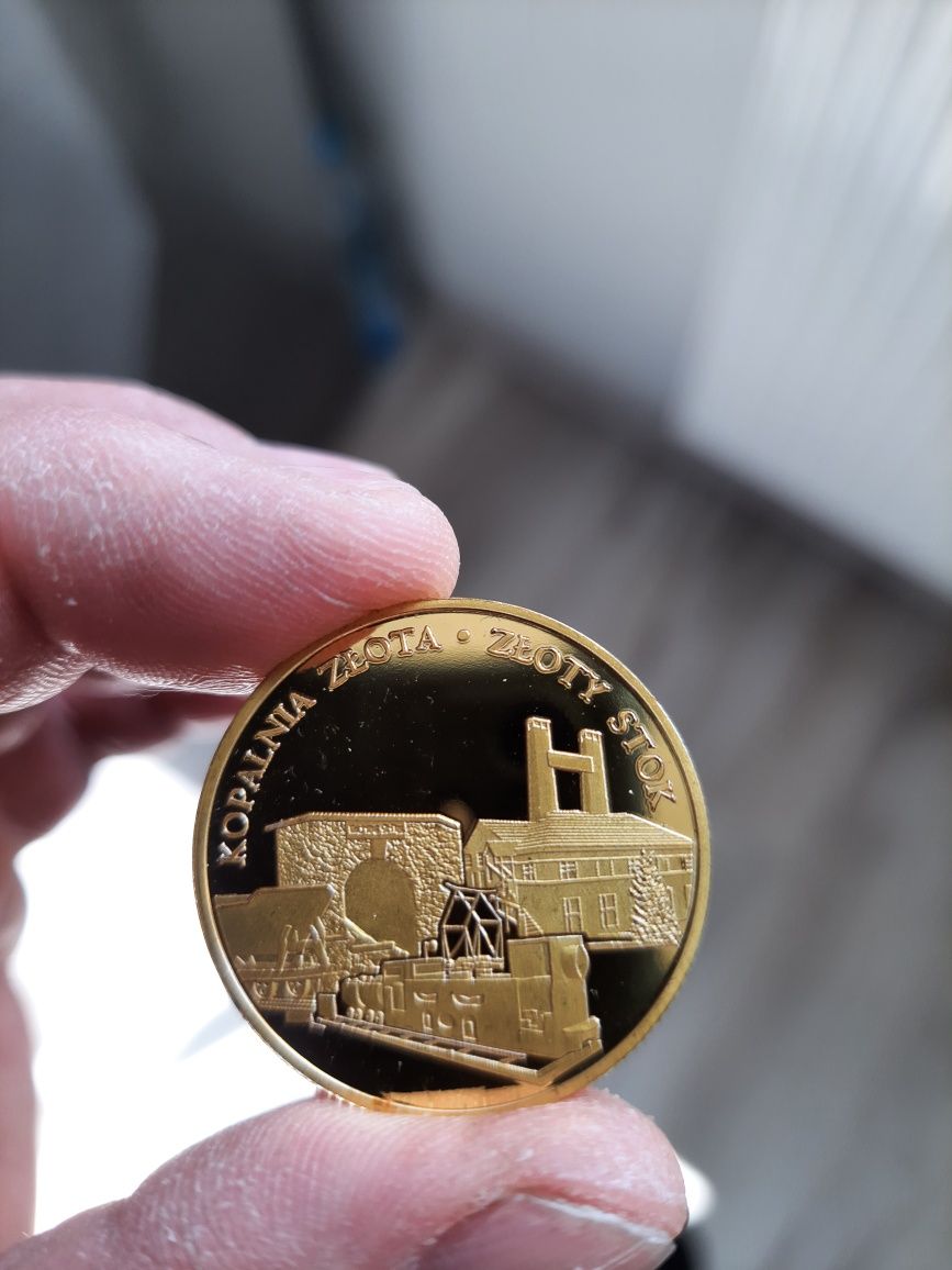 Złota moneta pamiątkowa z kopalni złota w Złotym Stoku