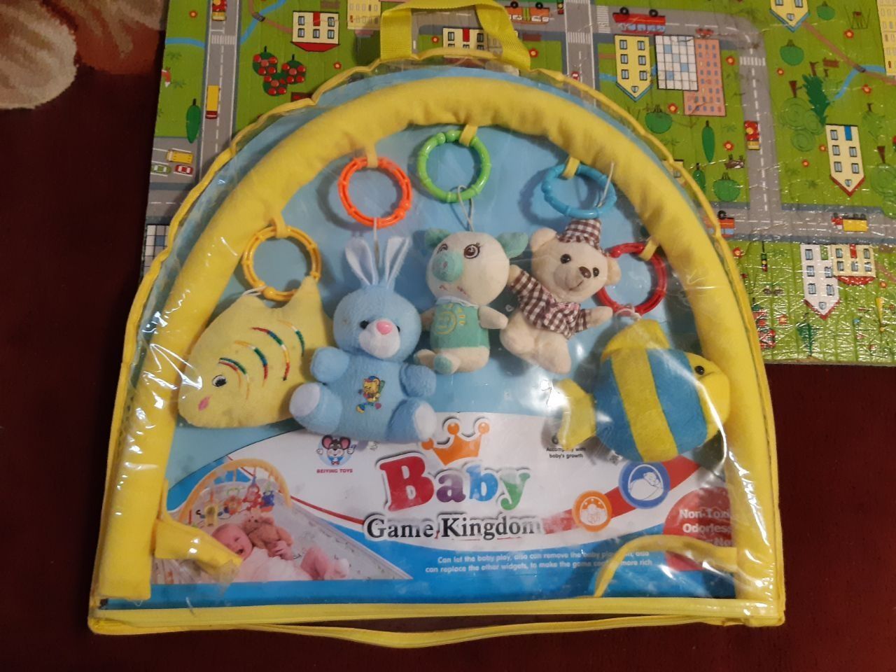 Дитячий розвиваючий килимок та дуга з іграшками