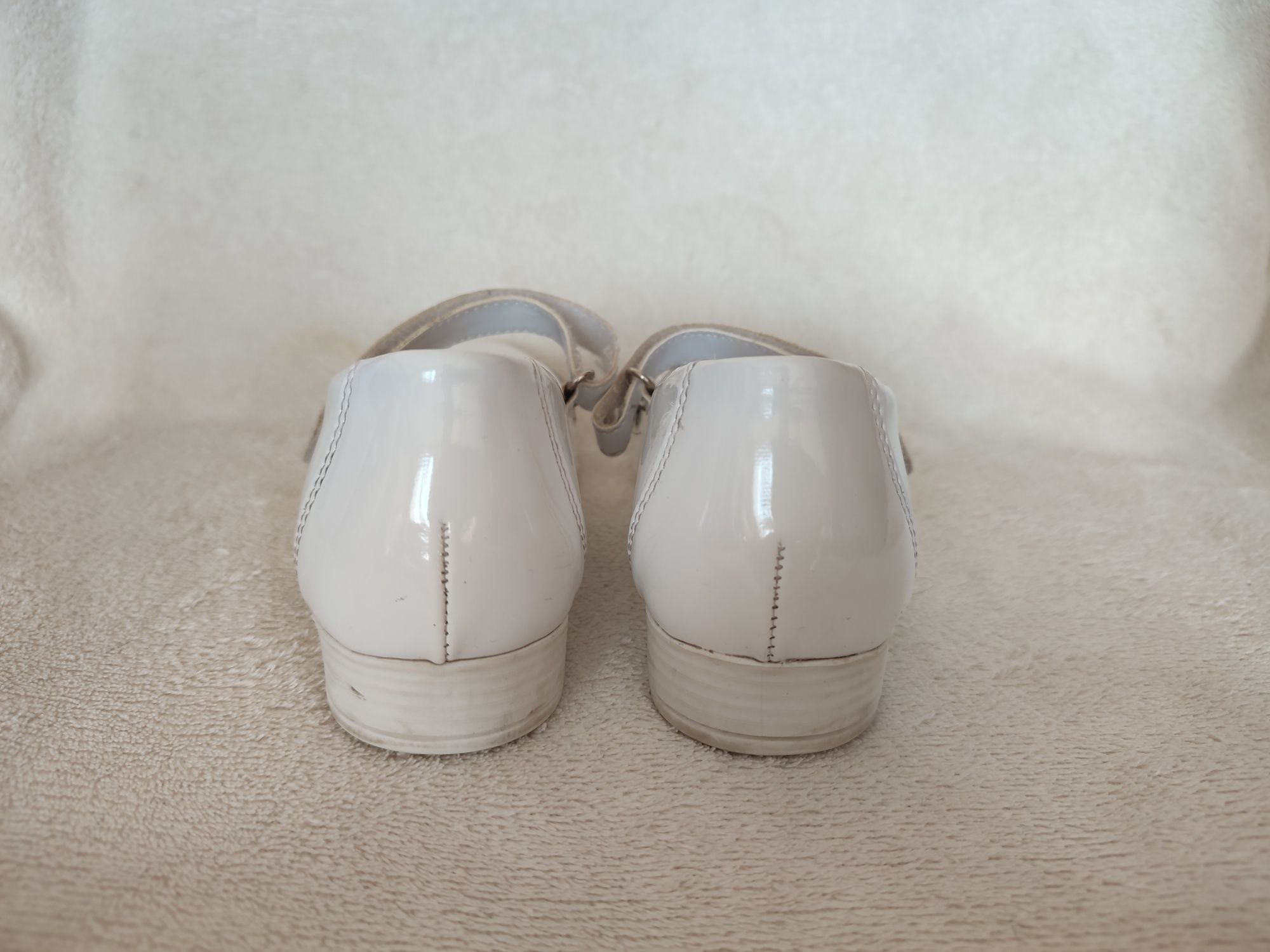 Eleganckie białe buty do komunii Kornecki buty komunijne 34