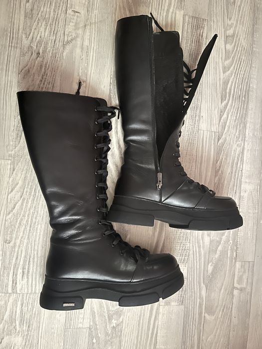 Сапоги ботинки черные на шнуровке с цепочкой
