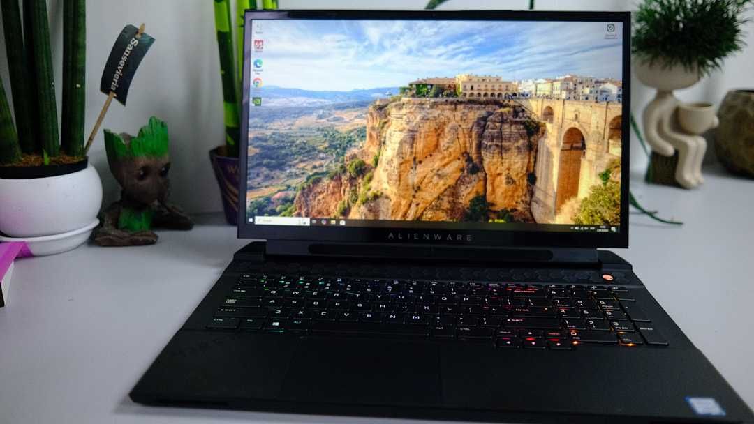 Alienware M17 R2 i7- 9750 H 16 512 SSD GTX 1660Ti  17,3 FHD 144hz