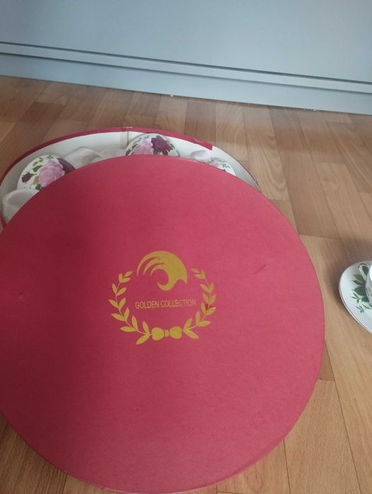 Zestaw filiżanek z talerzykami