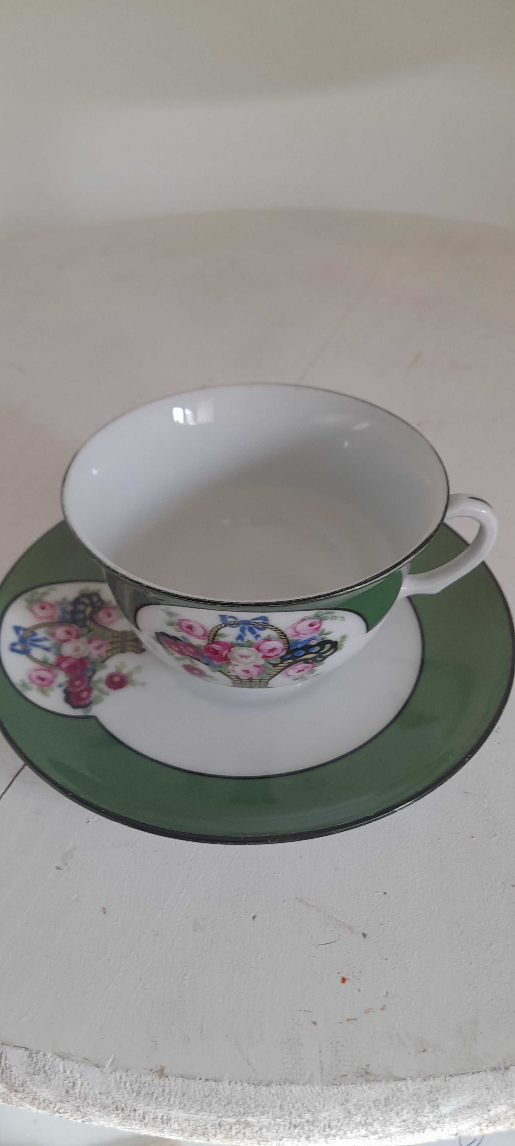 Chávena em porcelana fina, muito antiga. Origem Checoslováquia