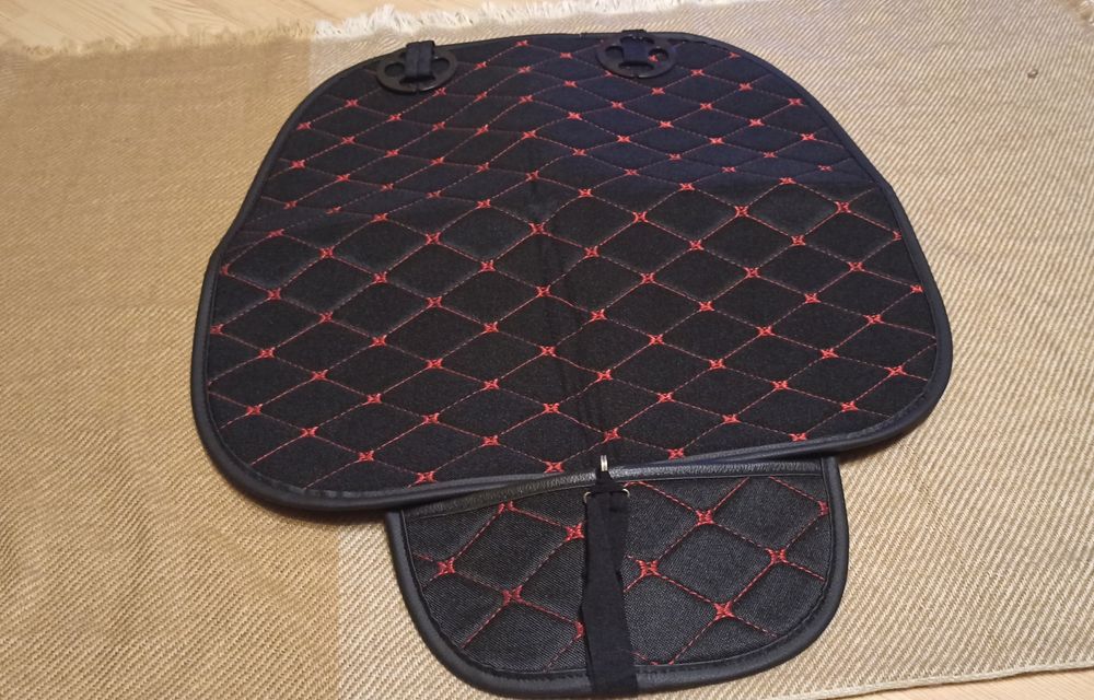 Pokrowce na krzesła samochodowe 4 sztuki. Rozmiar 47x47 cm.Cena za 4s