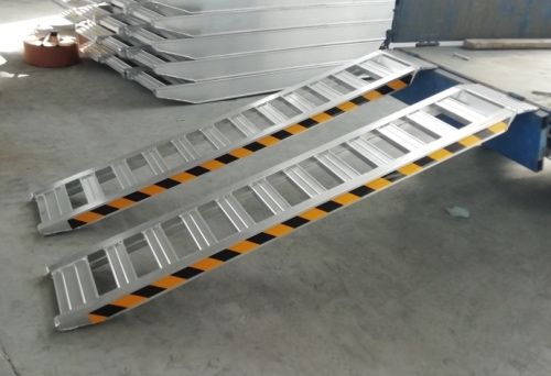 Aluminiowe najazdy 3 m do minikoparek i miniładowarek – do 3000 kg