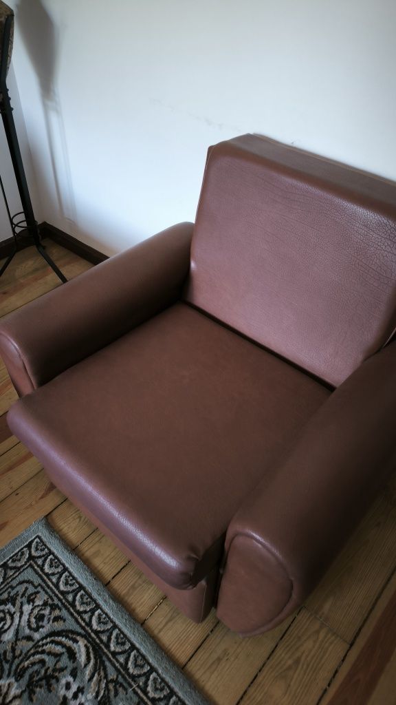 Conjunto de três sofás um da para sofá cama em bom estado