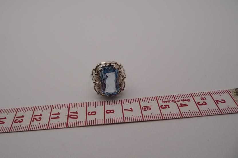 Przedwojenny srebrny pierścionek błękitny spinel listki z boku oprawy