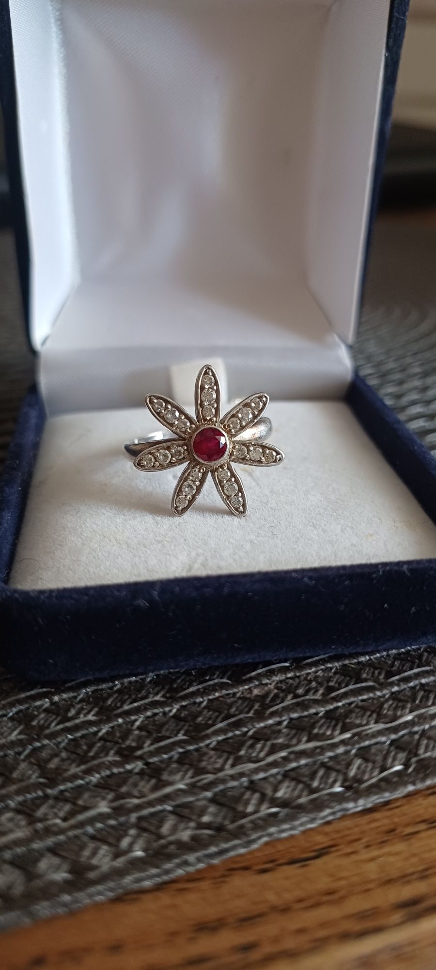 Шикарный серебряный комплект с гранатом.