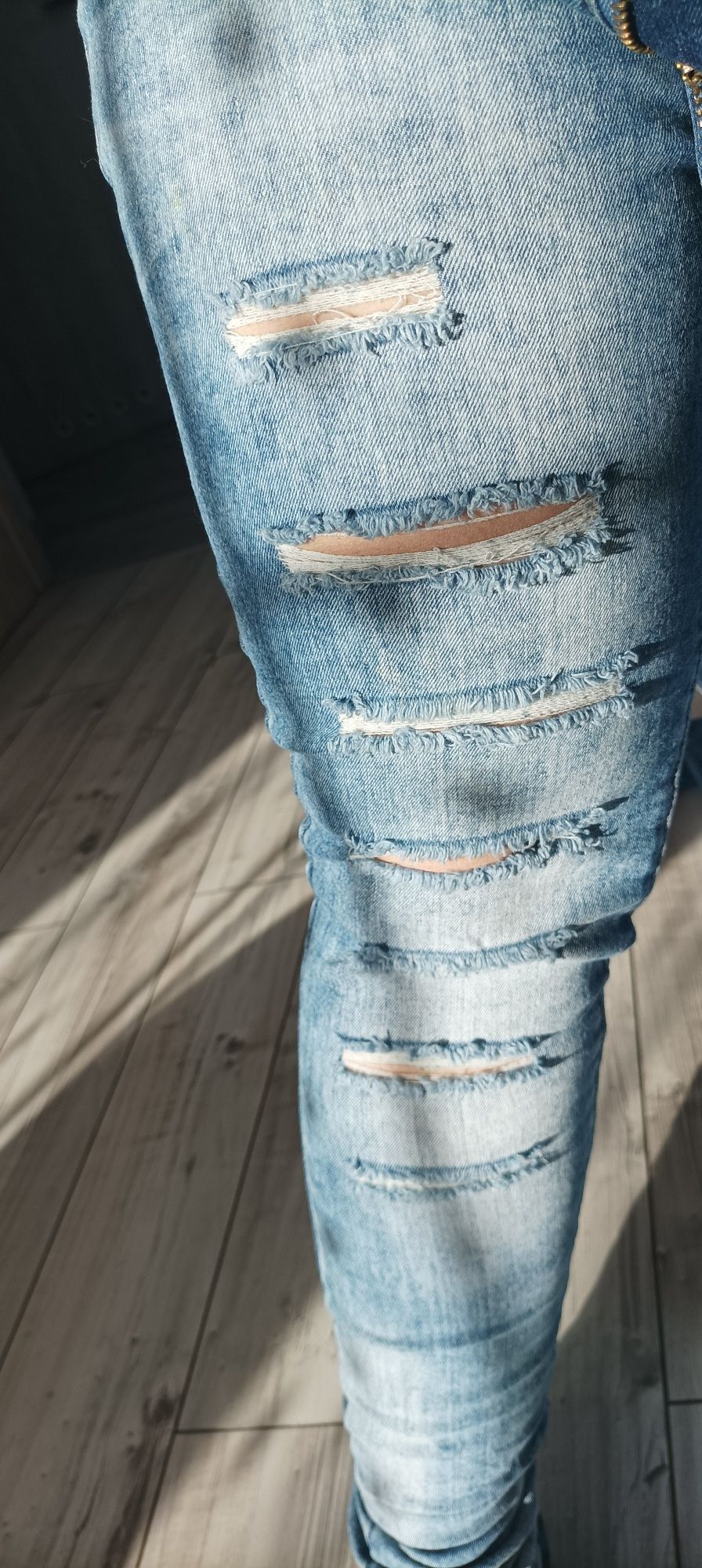 jeansy z dziurami