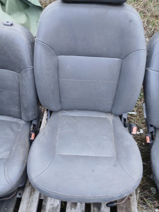 Nissan Terrano fotele przednie szara skóra.