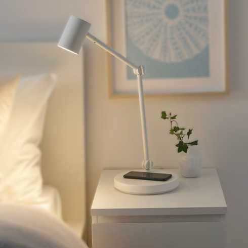 lampa biurkowa z ładowaniem indukcyjnym IKEA z portem USB-C