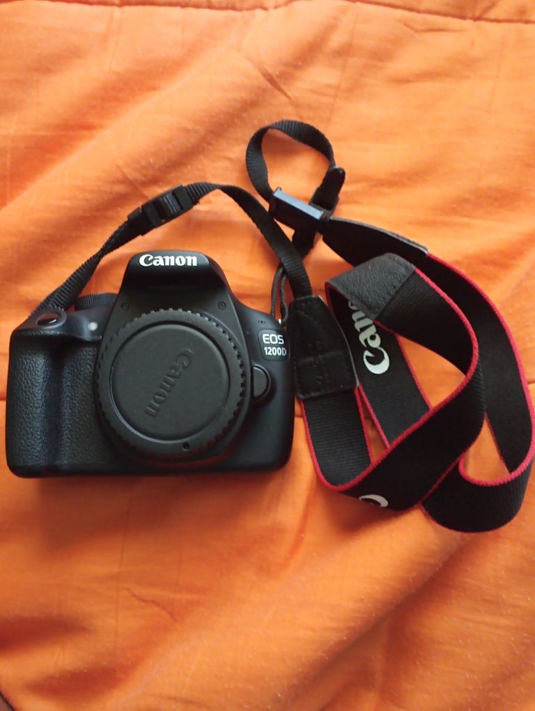 Máquina fotográfica CANON EOS 1200D (Com pouco uso)

INCLUI TAMBÉM:
-