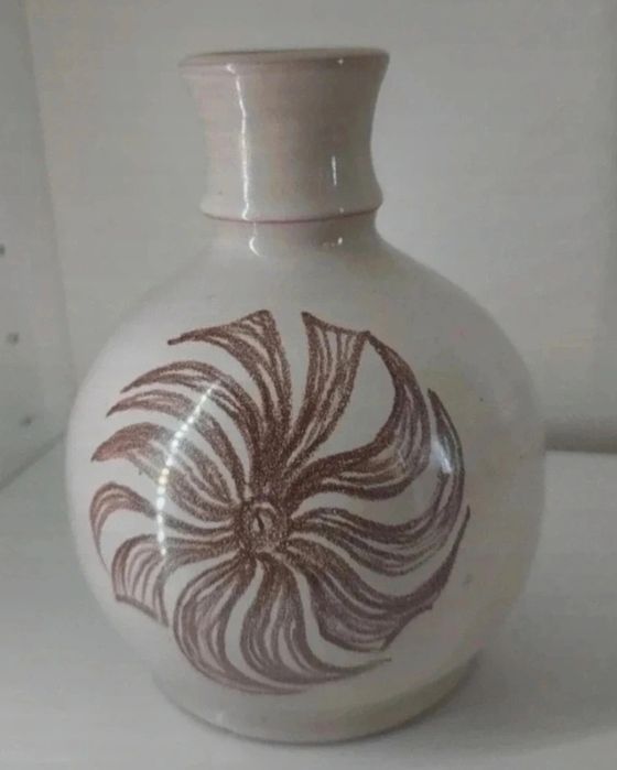 Stary ceramiczny wazon w jasnych kolorach PRL