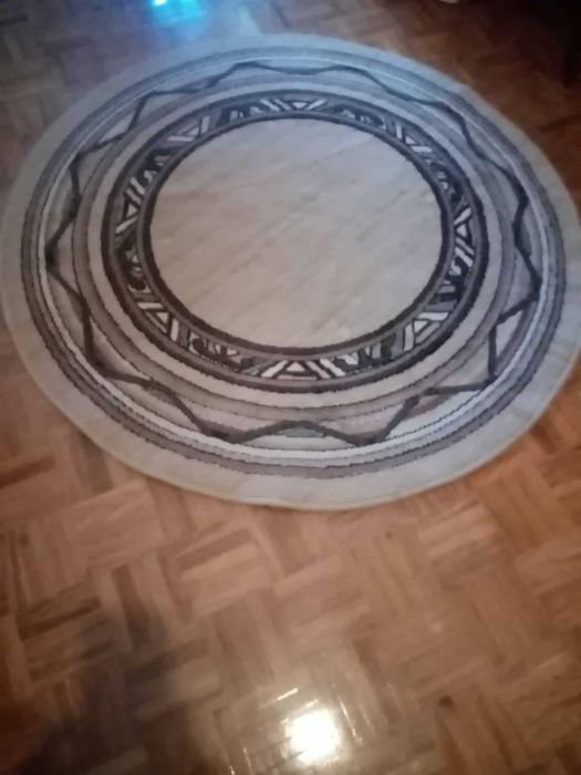 Tapete redondo castanho e bege