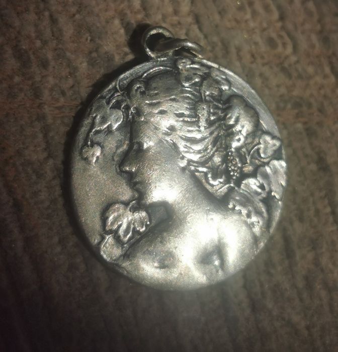 Posrebrzana secesyjna zawieszka z damą, cena ost