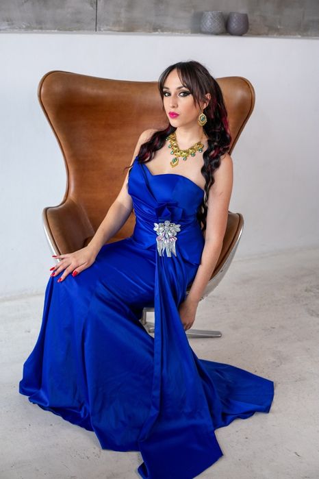 Оренда вечірньої сукні королівського синього кольору ( розмір S)