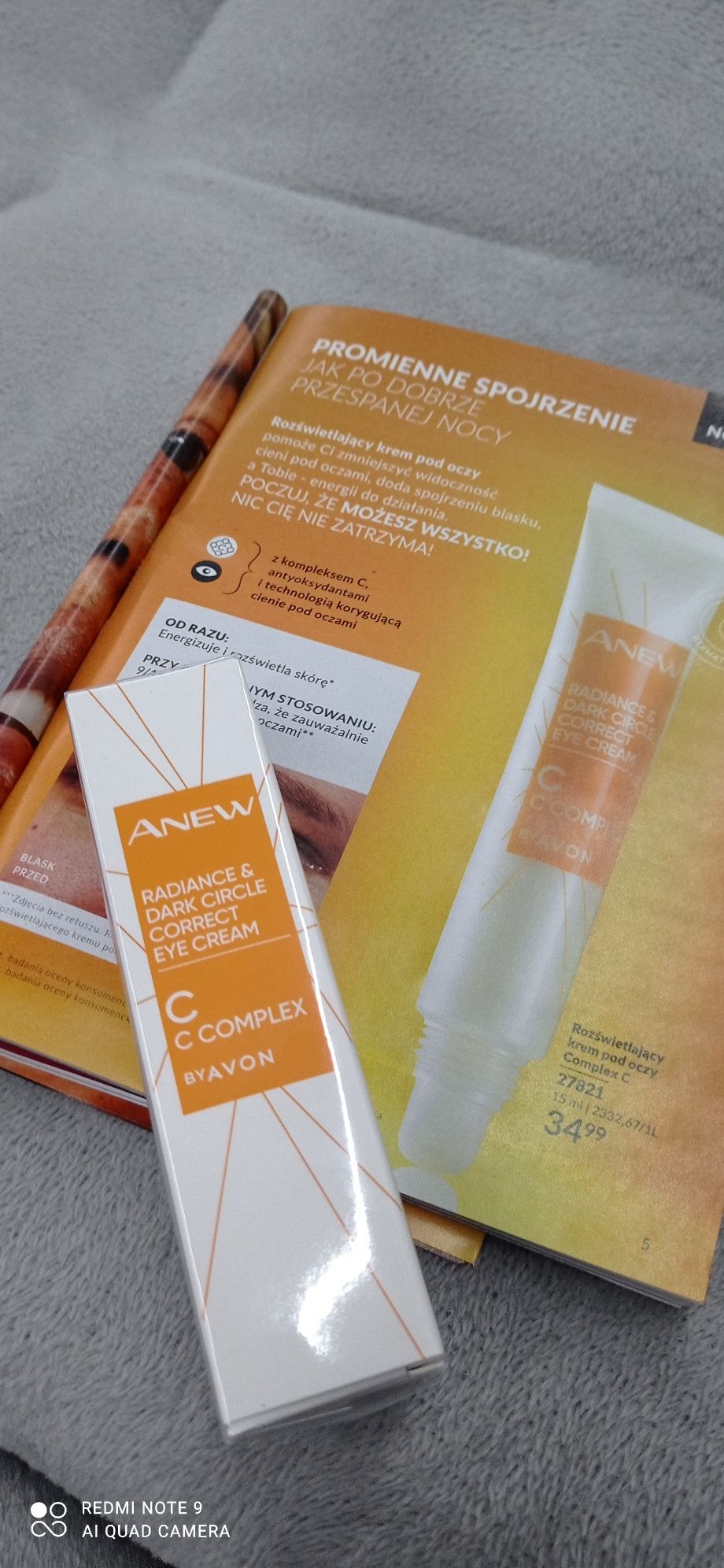 Rozświetlający krem pod oczy Avon Anew C Complex